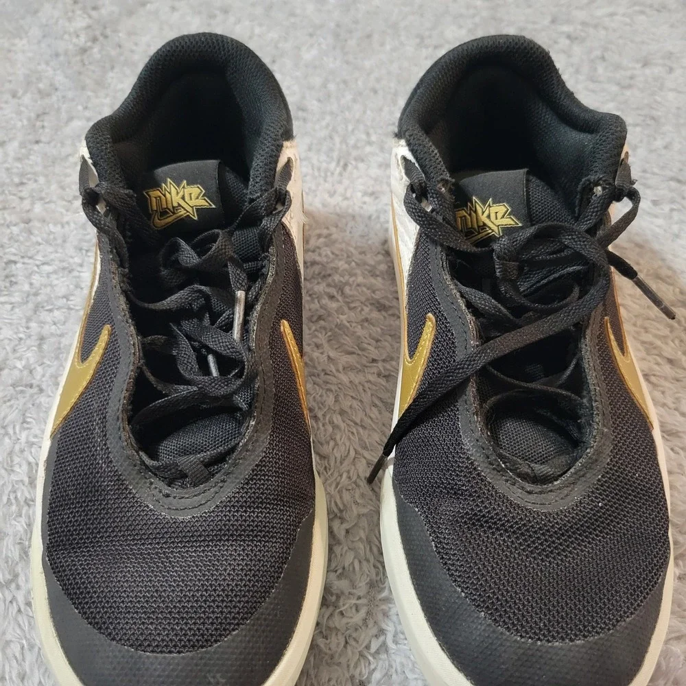 Nike Team Hustle D 10 GS Black Metallic Gold White Kids Shoes Size 5Y